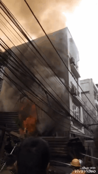 Hà Nội: Cháy nhà tạm ngày 30 Tết, hàng xóm vội bỏ việc mua sắm hô hào nhau dập lửa